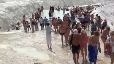 Pamukkale Travertenleri Günde 15 Bin Ziyaretçiyle Rekora Koşuyor