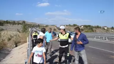 Otomobilin Önünü Kesen TIR Şoförü, Çocuk Dahil Araçtaki Herkese Bıçakla Saldırdı