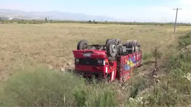 Üzüm Yüklü Kamyon Devrildi: 2 Yaralı