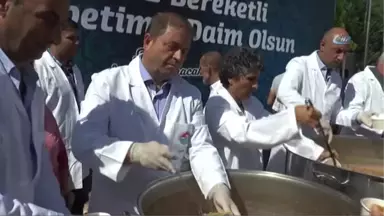 Maltepe'de 25 Bin Kişiye Aşure Dağıtıldı