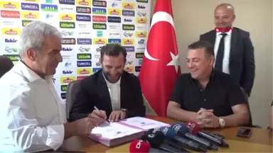 Spor Çaykur Rizespor'da Okan Buruk İmzayı Attı