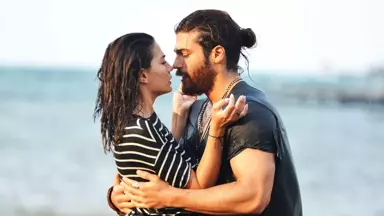 Demet Özdemir'le Sevgili Olduğu Konuşulan Can Yaman, Rabia Yaman'la Aşk Yaşıyor