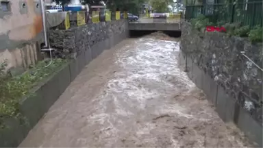 Beykoz'da Mahsur Kalanlar İş Makinesiyle Kurtarıldı