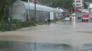 Beykoz'da Sel Baskını Eşi ve Çocuğunu Tavanı Delerek Kurtardı