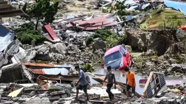 Endonezya'da Deprem ve Tsunami: Çamura Gömülen Kilisede 34 Öğrencinin Cesedi Bulundu