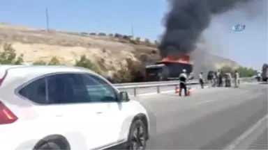 Manisa'da Seyir Halindeki Tır Alev Alev Yandı