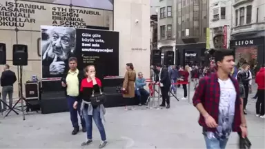 İstiklal Caddesi'nde Ara Güler Platformu