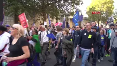 Brexit Karşıtları Londra'da Miting Düzenledi