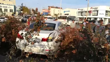 Gebze'de İki Otomobil Çarpıştı: 2 Yaralı