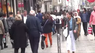 İstiklal Caddesi'nde Bir Ören Bayan...hem Yürüyor, Hem Örüyor