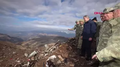 Hakkari Komutanlar Hakkari'deki Kazanın Meydana Geldiği Üs Bölgesinde İncelemelerde Bulundu