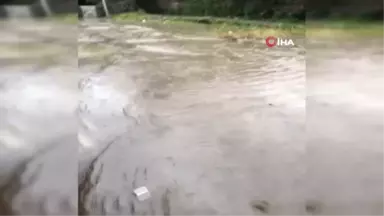 Sel Nedeniyle Otoparkı Su Bastı, Araçlar Mahsur Kaldı