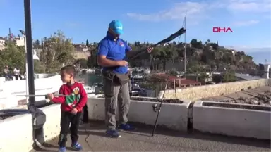 Antalya Yakaladığı Hırsızı, Selfie Çektikten Sonra Polise Teslim Etti