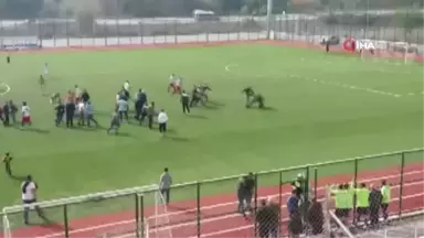 Yeşil Saha Karıştı, Yumruklar Havada Uçuştu... Oynanan Maçta 11 Futbolcu Kırmızı Kart Gördü