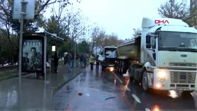 İstanbul- Sütlüce'de Minibüs Hafriyat Kamyonuna Çarptı 2 Yaralı