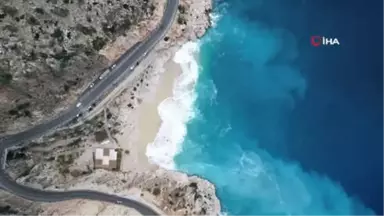 İki Gündür Etkili Olan Yağmur, Kaputaş Plajı'nı Turkuaz Rengine Bürüdü