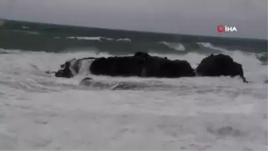 Rumeli Feneri'nde Dev Dalgalar Etkili Oluyor.