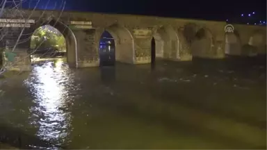 Dicle Barajı'nın Kapaklarından Biri Yağış Nedeniyle Koptu