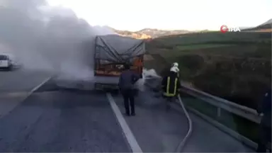 Lastiği Patlayan Tırın Dorsesi Yandı