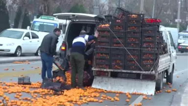 Denizli Kamyonetten Yola Düşen Mandalina Kasaları Yolu Trafiğe Kapattı