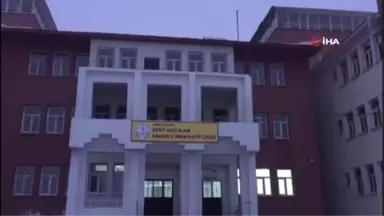 Bingöl'de Okulun Girişindeki Çatı Kardan Çöktü