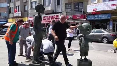 Kadıköy'de Avanak Avni Heykeli Çalındı.