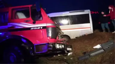 Çanakkale Gelibolu'da Öğrenci Servisi ile Kamyon Çarpıştı 13'ü Öğrenci, 15 Yaralı