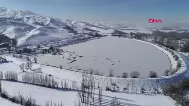 Sivas Yüzeyi Donan Gölette Kış Güzelliği