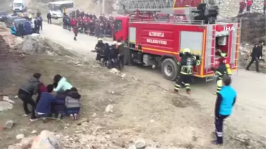 Öğrenciler Sinir Krizi Geçirip, İtfaiye Erlerine Saldırdı...