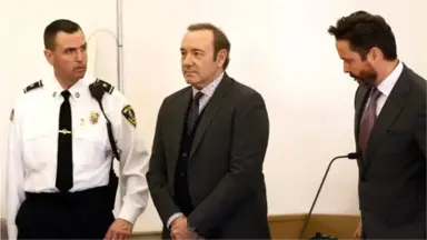 İki Oscar Ödüllü Oyuncu Kevin Spacey, 18 Yaşında Bir Erkeği Taciz Etmek Suçunda Hakim Karşısına Çıktı