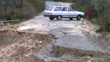 Mersin'de Aşırı Yağış Yol Çökertti