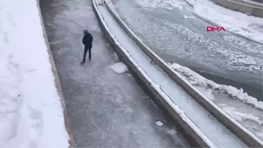 Bayburt Buz Tutan Çoruh Nehri'nde Paten Yaptılar