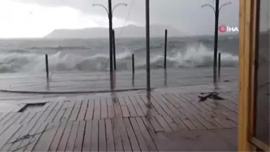 Fırtına Karadaki Tekneleri Devirdi