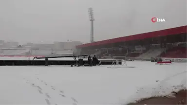 Galatasaray-Boluspor Maçının Stadı Karla Kaplandı