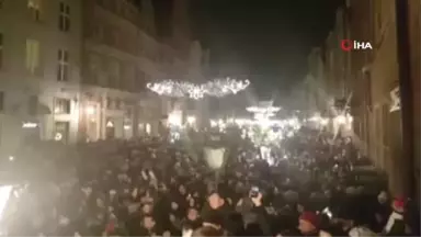 Polonyalılar Hayatını Kaybeden Belediye Başkanı İçin Sokaklarda