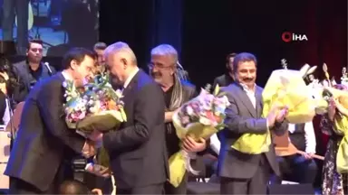 Binali Yıldırım ve İbrahim Kalın Aynı Sahnede Türkü Söyledi