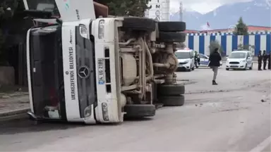 Çöp Kamyonuyla Polis Aracı Çarpıştı: 2 Yaralı