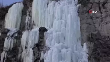 Ardahan'da Hava Buz Kesti, Şelale Dondu