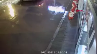 Denizli Lüks Otomobille Mağazanın Cam Giriş Kapısını Kırdı