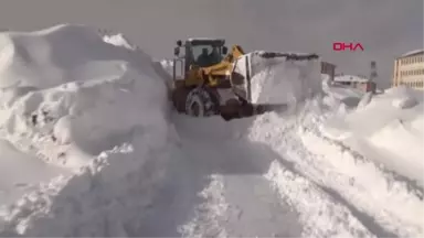 Bitlis'te Kar Yığınları Kamyonlarla Kent Dışına Taşınıyor