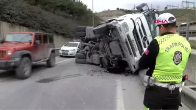 İstanbul Eyüpsultan'da Asfalt Taşıyan Kamyon Devrildi