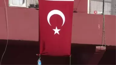 Askere Uğurlanırken Kazada Ölen Gencin Evine Türk Bayrağı Asıldı