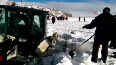 Çıldır Gölü Yüzeyindeki Buz Kırıldı, İş Makinesi Sulara Gömüldü