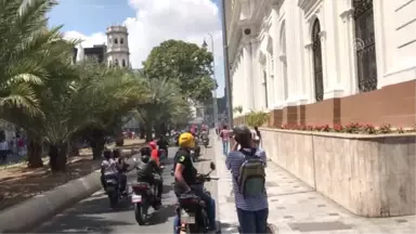 Motosikletlilerden Maduro'ya Destek Gösterisi - Caracas