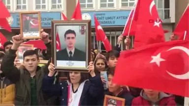 Karabük Şehidin Anne ve Babası, Çocukları İçin Yazdığı Şiiri Okurken Ağlayan Öğrenciyi Bağrına Bastı