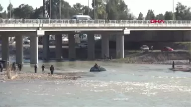 Antalya Akarsuyun Ortasında Kalan Arazi Aracı Halatlarla Kurtarıldı