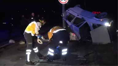 Bursa Alkollü Sürücü Elektrik Direğine Çarptı, 1'i Ağır 3 Yaralı