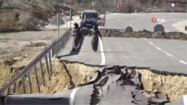 Çöken Yolda Dev Çukur Oluştu