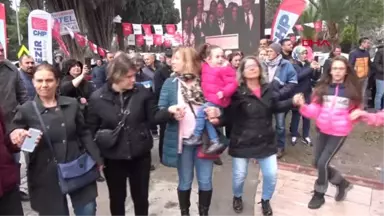 İzmir Adaylığının Çekilmesine Halayla Tepki Gösterdi