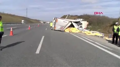 İstanbul- Kuzey Marmara Otoyolunda Tır Devrildi, Malzemeler Yola Saçıldı